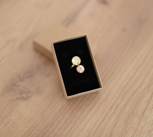 Anillo dorado flor rosa y blanca