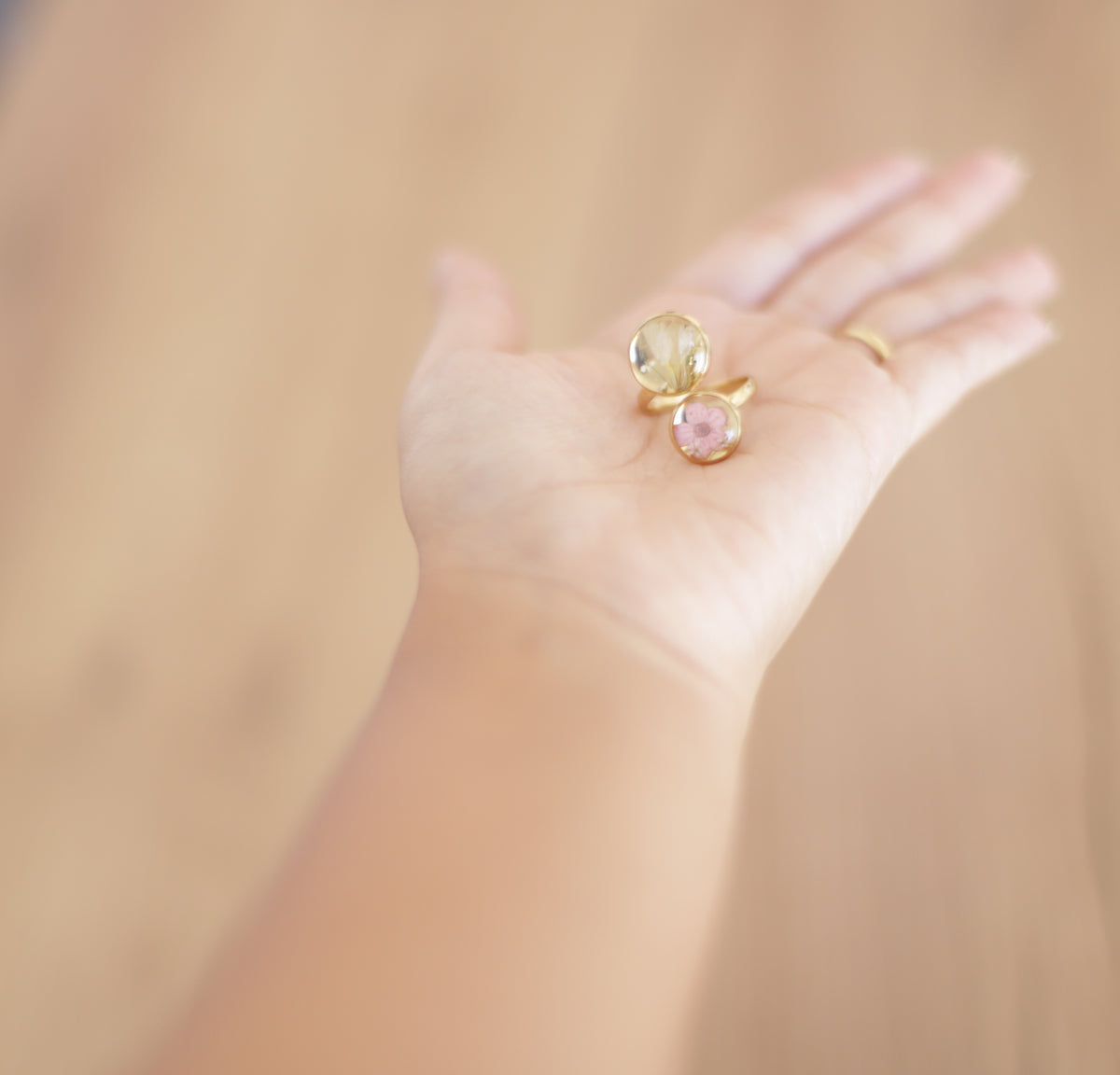 Anillo dorado flor rosa y blanca