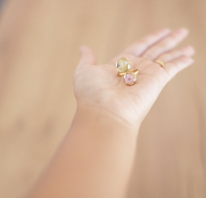 Anillo dorado flor rosa y blanca