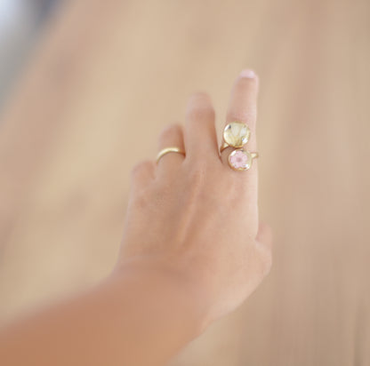 Anillo dorado flor rosa y blanca