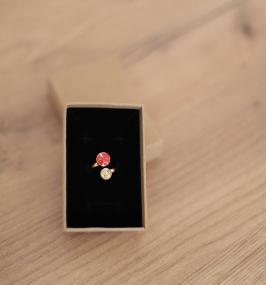 Anillo dorado flor roja y blanca