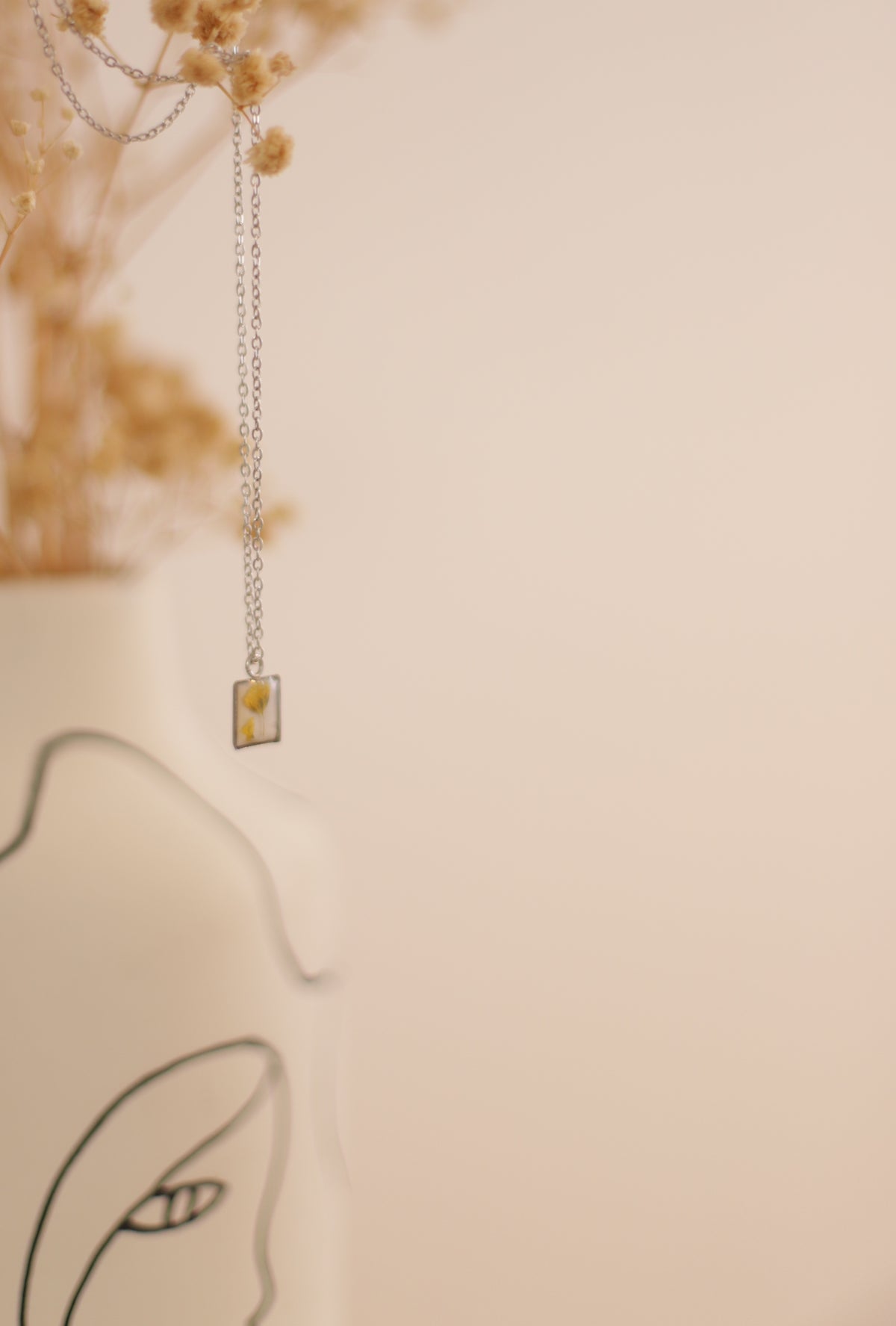 Collar plateado flor amarilla