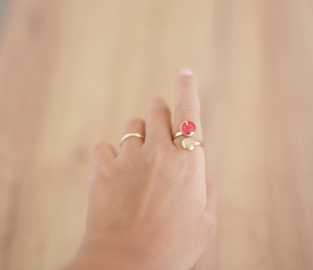 Anillo dorado flor roja y blanca
