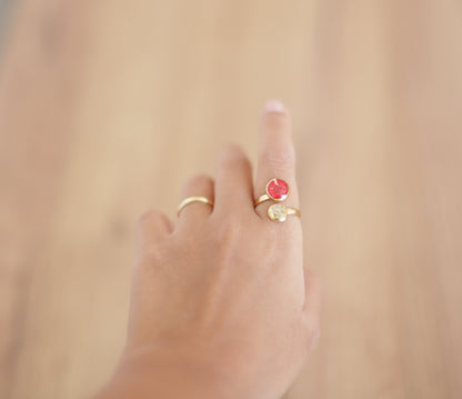 Anillo dorado flor roja y blanca