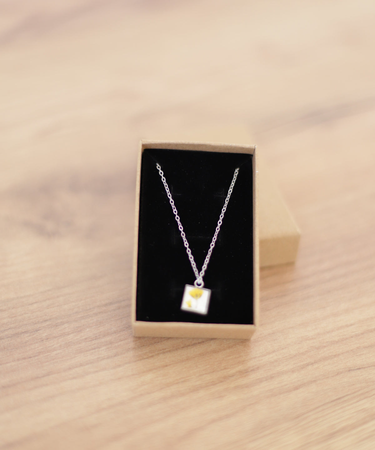 Collar plateado flor amarilla
