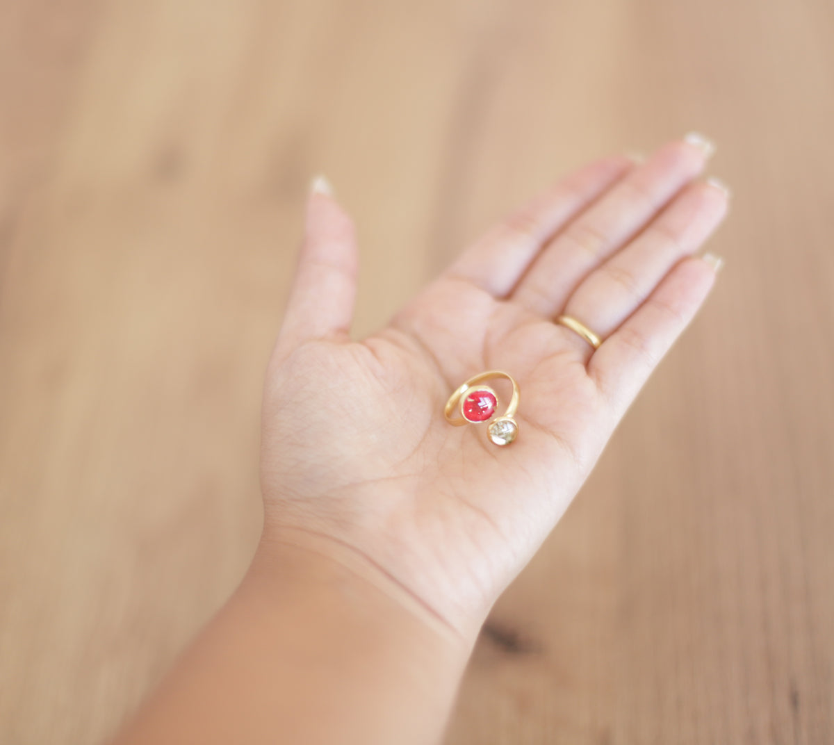 Anillo dorado flor roja y blanca